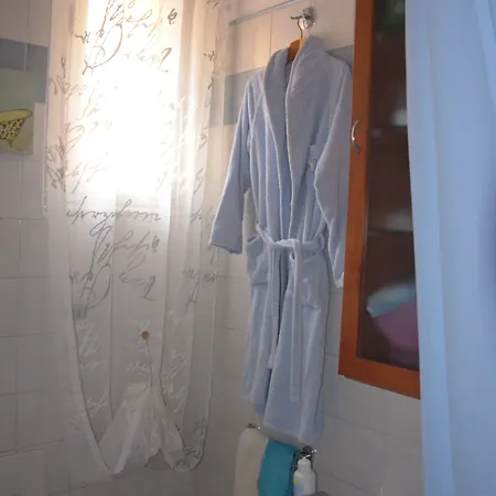 Smiling לינה וארוחת בוקר *